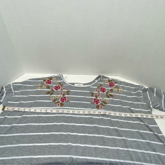 Umgee XL Gray Stripe w/Floral Embroidery Detail Cream Shear Hem Line Relaxed Fit - Picture 13 of 13